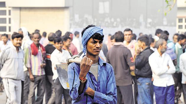 Labourers who had migrated to other states to earn a living are returning home post demonetisation as they are not getting wages due to cash crunch. (HT File Photo)