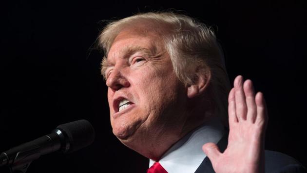TOPSHOT - President-elect Donald Trump speaks at the USA Thank You Tour 2016 at the Giant Center on December 15, 2016 in Hershey, Pennsylvania. / AFP PHOTO / DON EMMERT (AFP) TOPSHOT - President-elect Donald Trump speaks at the USA Thank You Tour 2016 at the Giant Center on December 15, 2016 in Hershey, Pennsylvania. / AFP PHOTO / DON EMMERT (AFP)