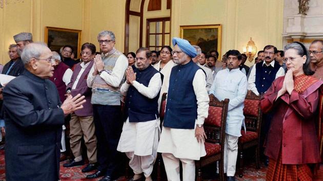 President Pranab Mukherjee meets with a delegation of opposition parties' leaders and members of Parliament at Rashtrapati Bhavan in New Delhi on December 16, 2016.(PTI)