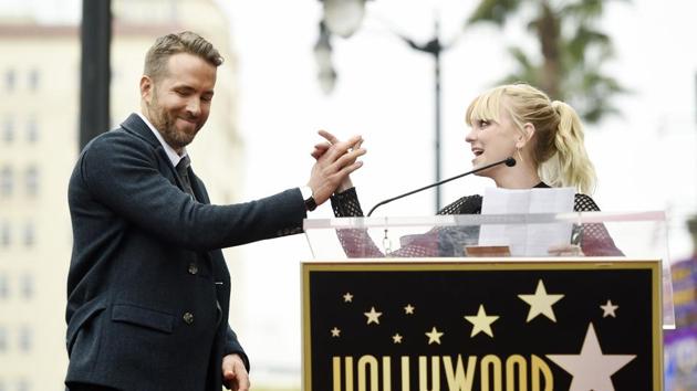 Reynolds, left, high-fives actor Anna Faris as she makes a speech during a ceremony. (Chris Pizzello/Invision/AP)
