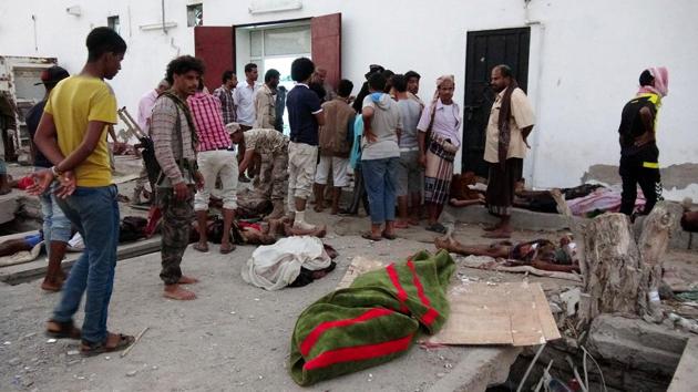 Military personnel and people gather by the bodies of soldiers killed by a suicide bomber at a base in the southern port city of Aden, Yemen on December 10, 2016. (Reuters File Photo) Military personnel and people gather by the bodies of soldiers killed by a suicide bomber at a base in the southern port city of Aden, Yemen on December 10, 2016. (Reuters File Photo)
