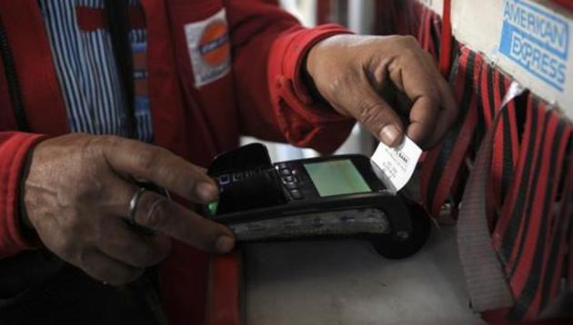 The government has been pushing for cashless transactions after it demonetised two high-value banknotes, effectively scrapping 86% of the country’s cash (by value) in circulation. (Sunil Ghosh / HT File Photo) The government has been pushing for cashless transactions after it demonetised two high-value banknotes, effectively scrapping 86% of the country’s cash (by value) in circulation. (Sunil Ghosh / HT File Photo)