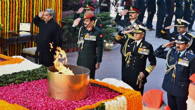 Defence minister Manohar Parrikar, Army chief Gen Dalbir Singh, Naval Chief Admiral Sunil Lanba and Air Chief Marshal Arup Raha pay homage to martyrs at Amar Jawan Jyoti. (Kamal Singh/PTI)
