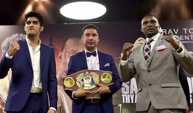 Vijender Singh (L) and Francis Cheka during a news conference ahead of their fight.(PTI)