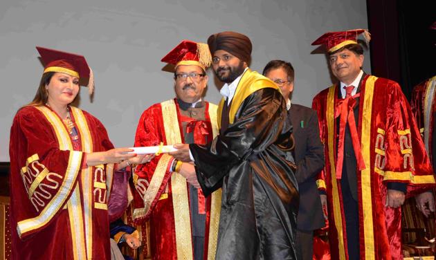 Samajwadi Party leader Amar Singh and bollywood actress and former MP Jaya Prada presenting degree to a student during convocation ceremony of people`s university in Bhopal. (Chandresh Mathur/ Hindustan Times) Samajwadi Party leader Amar Singh and bollywood actress and former MP Jaya Prada presenting degree to a student during convocation ceremony of people`s university in Bhopal. (Chandresh Mathur/ Hindustan Times)