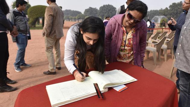 Visitors during the Change of Guard Ceremony at Rashtrapati Bhavan in New Delhi. (Raj K Raj/HT PHOTO) 