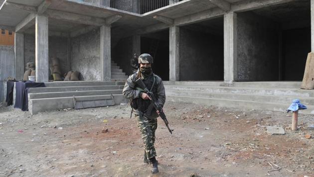 A securityman at the site of an attack in Pampore that killed three soldiers on the outskirts of Srinagar on Saturday.(Waseem Andrabi/HT Photo)