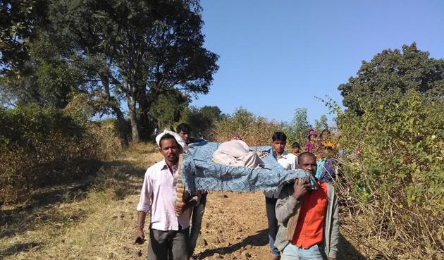 Villagers carry an ailing 78-year-old woman on a cot after 108 ambulance failed to reach Salaidhana village in Betul district. (HT photo) Villagers carry an ailing 78-year-old woman on a cot after 108 ambulance failed to reach Salaidhana village in Betul district. (HT photo)