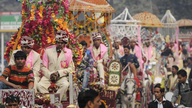 It was one long procession along the streets of Noida as the grooms were brought to the venue.  (Burhaan Kinu/HT PHOTO) 
