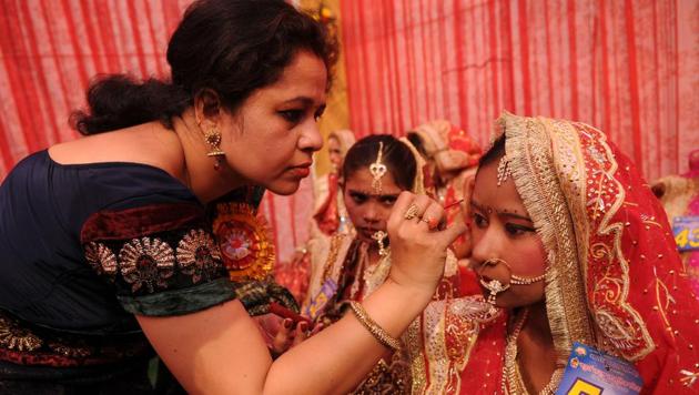With a budget of around Rs80 lakh, the organisation plans to pay the pandal organisers, lighting equipment facilitators, band artistes, caterers and pandits in cheque, bank transfers and e-wallet payments. (Burhaan Kinu/HT PHOTO) 