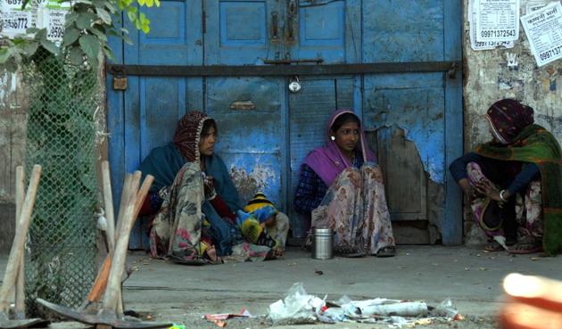 Daily wage workers are waiting for work at labour chowk, in Gurgaon. Demonetisation has hit business in the second part of the third quarter (October-December) and could affect business in the next quarter (January-March) too. The government needs to address this and the budget is a good platform to do so(Praveen Kumar/HT)