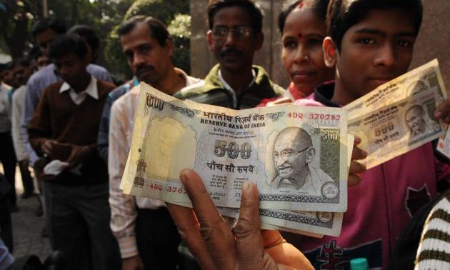 People in queue with old Rs 500 notes in front of the RBI office in Kolkata.(Subhankar Chakraborty/HT PHOTO)