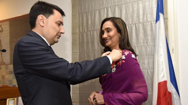 The Ambassador of France, Alexandre Ziegler confers an insignia on chairperson and editorial director of the Hindustan Times Group, Shobhana Bhartia in New Delhi on December 14. (Virendra Singh Gosain/HT PHOTO) The Ambassador of France, Alexandre Ziegler confers an insignia on chairperson and editorial director of the Hindustan Times Group, Shobhana Bhartia in New Delhi on December 14. (Virendra Singh Gosain/HT PHOTO)