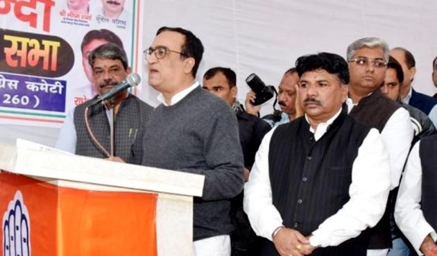 Delhi Congress president Ajay Maken speaking at a public gathering to protest faulty implementation of the demonetisation of R500 and R1000 banknotes.(HT Photo)