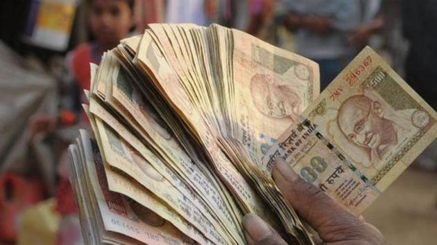 Asaram Vishwakarma, the labourer, learnt about the fortune sitting in his account with the Bank of India branch when he received an Income Tax notice dated November 30, seeking explanation. (HT Representational Photo) Asaram Vishwakarma, the labourer, learnt about the fortune sitting in his account with the Bank of India branch when he received an Income Tax notice dated November 30, seeking explanation. (HT Representational Photo)
