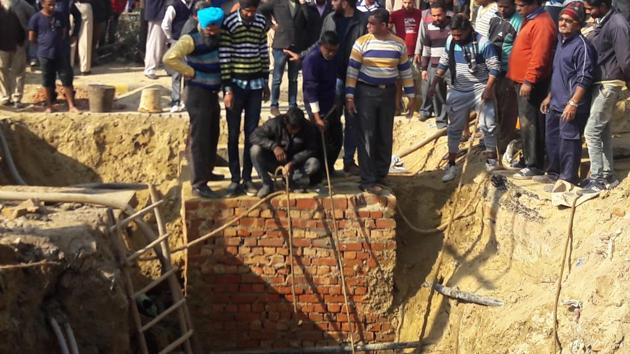 Workers trying to bring out the body of the labourer in Jalandhar on Saturday. (Pardeep Pandit/ HT Photo) Workers trying to bring out the body of the labourer in Jalandhar on Saturday. (Pardeep Pandit/ HT Photo)