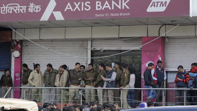 Policemen outside an Axis Bank branch in Noida.(Burhaan Kinu/HT Photo)