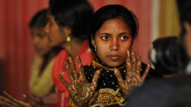 Brides get henna (mehndi) on their hands before the wedding at Ramlila ground, in Noida on Friday, December 16, 2016.  (Sunil Ghosh / HT photo) 