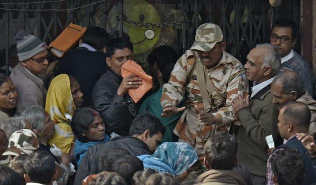 A security official tries to pacify the crowd before a bank in Delhi. The police have deployed thousands of officials at ATMs and banks in view of large crowds visiting these places after demonetisation. (Ravi Choudhary/HT Photo) A security official tries to pacify the crowd before a bank in Delhi. The police have deployed thousands of officials at ATMs and banks in view of large crowds visiting these places after demonetisation. (Ravi Choudhary/HT Photo)