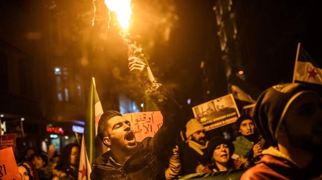 Syrians living in Turkey protest against Russia, Syrian president Bashar al-Assad's regime ally, in front of the Russian Embassy along Istiklal Avenue in Istanbul.  (Ozan Kose/AFP Photo) 