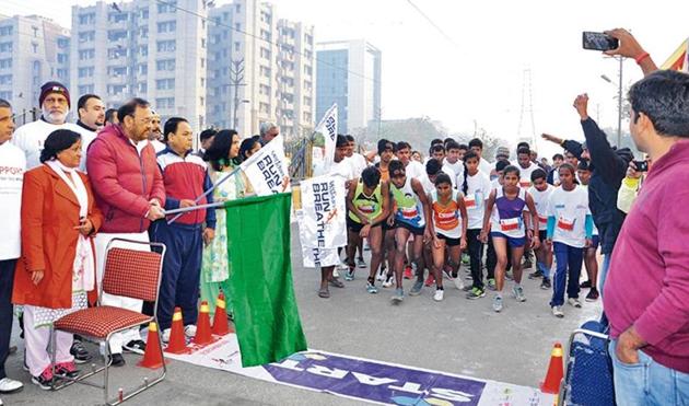 Over 500 reside nts of Vasundhara and nearby areas participated in the half marathon on Sunday. (HT Photo) Over 500 reside nts of Vasundhara and nearby areas participated in the half marathon on Sunday. (HT Photo)