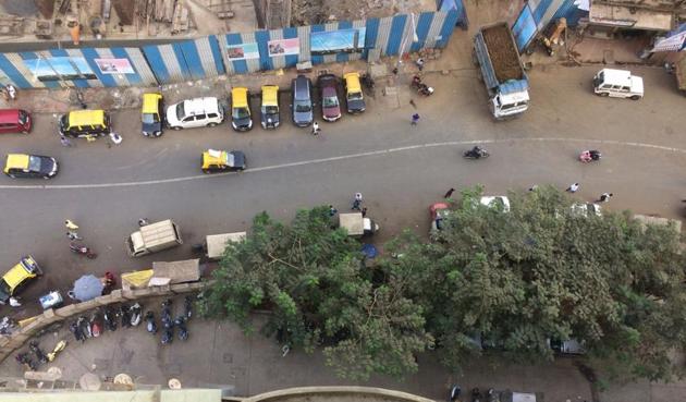 A view from the spot in the New Hind Mill MHADA colony in Byculla from where the girl fell. (HT Photo) A view from the spot in the New Hind Mill MHADA colony in Byculla from where the girl fell. (HT Photo)