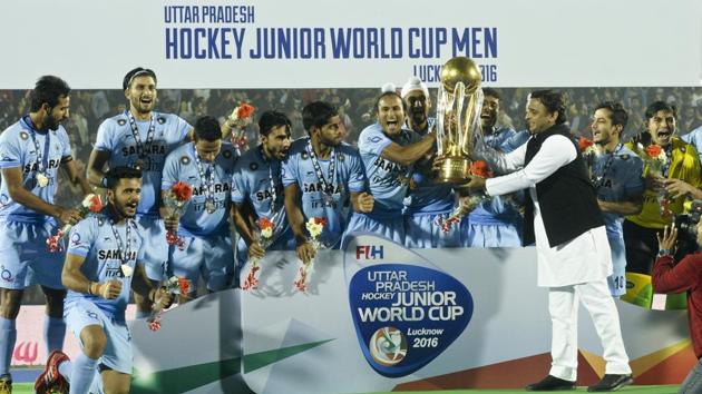Uttar Pradesh Chief Minister Akhilesh Yadav presented the trophy to the Indian team. (Ashok Dutta/ht)