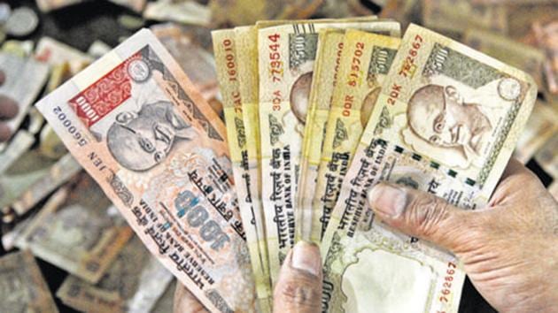 The Reserve Bank of India says old banknotes in excess of Rs 5000 into a bank account will be received for credit only once till December 30.(Sunil Ghosh/HT Photo)