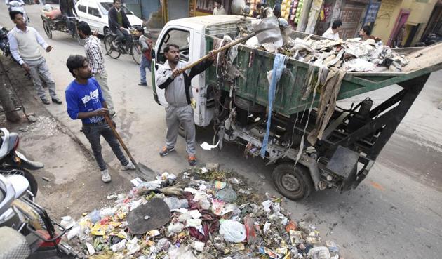 East Delhi Municipal Corporation employees clear garbage from an area. The municipal bodies say the NGT order will enforce segregation of garbage at source. (Sonu Mehta/HT Photo) East Delhi Municipal Corporation employees clear garbage from an area. The municipal bodies say the NGT order will enforce segregation of garbage at source. (Sonu Mehta/HT Photo)