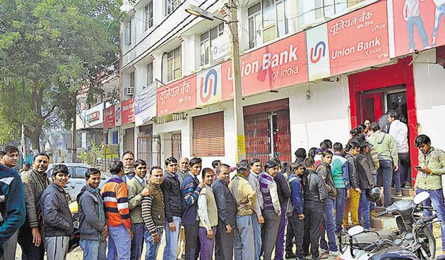 While citizens are queuing up outside ATMs and banks to get cash, there have been instances where people were caught with huge amount of new currency notes. (Sakib Ali/HT File) While citizens are queuing up outside ATMs and banks to get cash, there have been instances where people were caught with huge amount of new currency notes. (Sakib Ali/HT File)