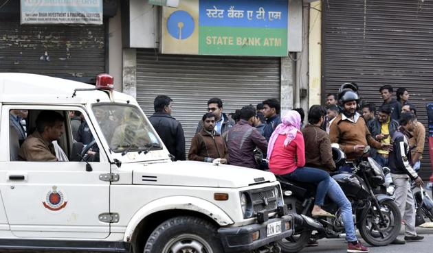 The SBI ATM in Pandav Nagar where robbers targeted a cash van and took away Rs 5 lakh in new currency. (Raj K Raj/HT Photo) The SBI ATM in Pandav Nagar where robbers targeted a cash van and took away Rs 5 lakh in new currency. (Raj K Raj/HT Photo)