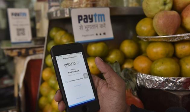 Small vendors on street sides are accepting PayTM as a mode of payment post demonetisation in New Delhi. (Saumya Khandelwal/HT PHOTO) Small vendors on street sides are accepting PayTM as a mode of payment post demonetisation in New Delhi. (Saumya Khandelwal/HT PHOTO)