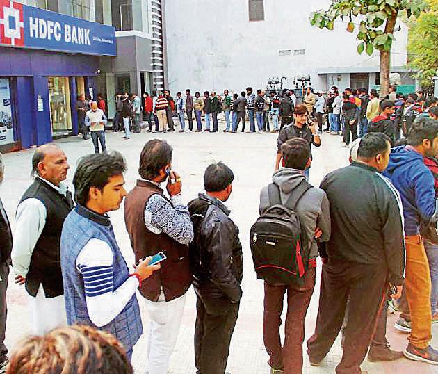 People stand in a long queue to withdraw currency notes at ATM. Most ATMs have been dispensing only 2,000 rupee notes.(PTI) People stand in a long queue to withdraw currency notes at ATM. Most ATMs have been dispensing only 2,000 rupee notes.(PTI)