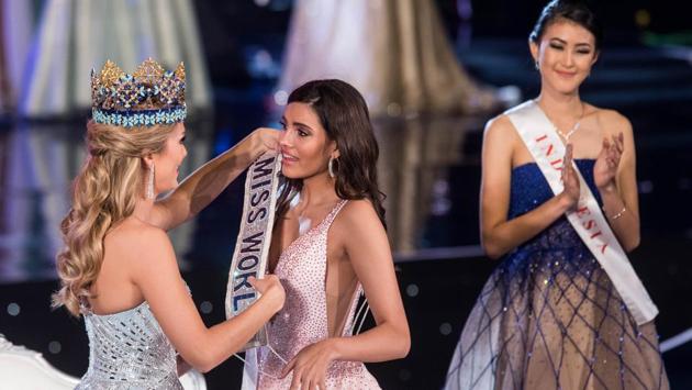 Miss World 2015 Mireia Lalaguna of Spain (L) presents Miss Puerto Rico Stephanie Del Valle (R) after Del Valle's win in the Miss World 2016 pageant. (Zach Gibson/AFP)