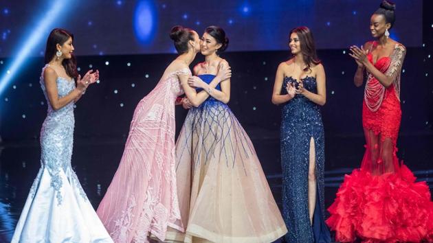 Miss Philippines Catriona Elisa Gray (second left) kisses Miss Indonesia Natasha Mannuela (centre) during the Miss World grand final of the Miss World 2016. (Zach Gibson/AFP)