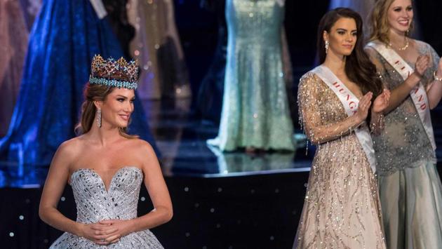Miss World 2015 Mireia Lalaguna of Spain (L) before presenting Stephanie Del Valle of Puerto Rico with the crown. (Zach Gibson/AFP)