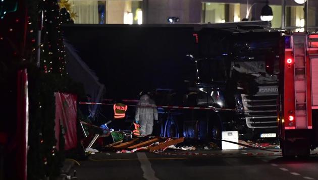 Police inspect a truck that had sped into a Christmas market in Berlin, on December 19. (AFP Photo)