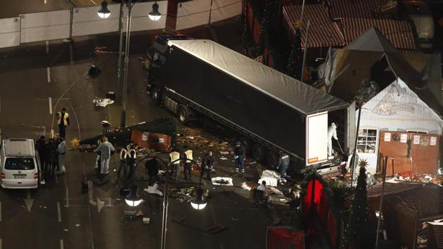 A truck sped into a Christmas market in Berlin, on December 19, 2016, killing at least twelve people and injuring dozens more. Ambulances and heavily armed officers rushed to the area, in scenes reminiscent of the deadly truck attack in the French city of Nice last July. (AFP Photo)