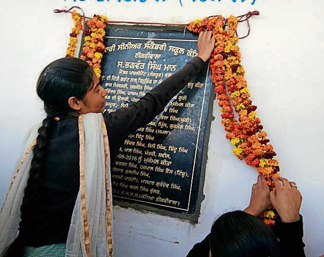 Students inaugurating the school building at Thikriwal village in Barnala on Tuesday.(HT Photo)
