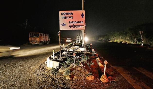 Once the pilot phase is over, the traffic police will install markers and reflector lights on other accident-prone stretches such as Faridabad-Gurgaon road (above) and the Golf Course road.(HT File Photo) Once the pilot phase is over, the traffic police will install markers and reflector lights on other accident-prone stretches such as Faridabad-Gurgaon road (above) and the Golf Course road.(HT File Photo)