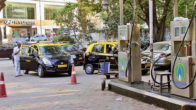 Vehicles wait for fuel at empty CNG stations as operators went on strike on Tuesday. (Bhushan Koyande/HT) Vehicles wait for fuel at empty CNG stations as operators went on strike on Tuesday. (Bhushan Koyande/HT)