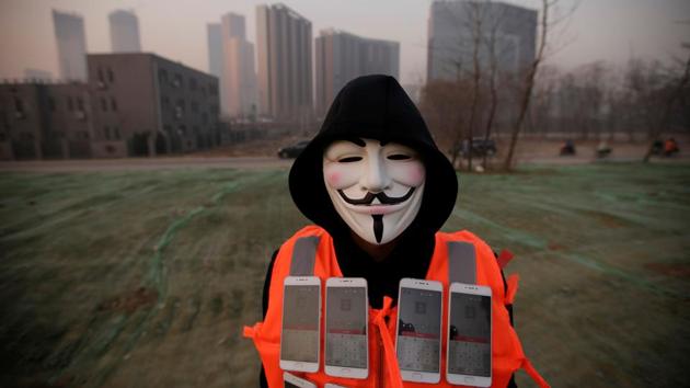 Artist Liu Bolin wears a mask and a vest with mobile phones as he live broadcasts air pollution in Beijing. (Reuters photo) Artist Liu Bolin wears a mask and a vest with mobile phones as he live broadcasts air pollution in Beijing. (Reuters photo)