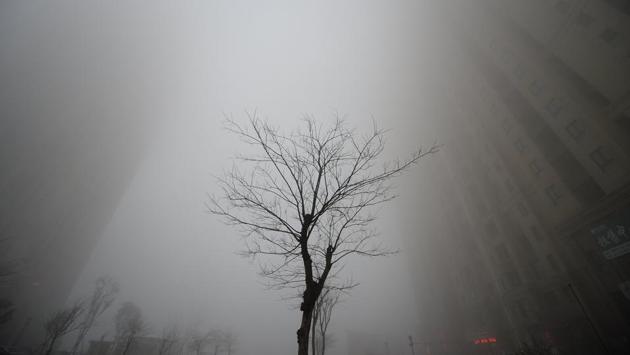 Buildings disappear behind heavy smog during a polluted day in Jinan, Shandong province, China. (Reuters photo) Buildings disappear behind heavy smog during a polluted day in Jinan, Shandong province, China. (Reuters photo)