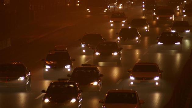 The number of cars on roads was limited to reduce pollution during a national smog red alert. (Reuters photo) The number of cars on roads was limited to reduce pollution during a national smog red alert. (Reuters photo)
