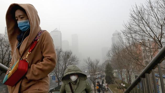 People wear masks to protect themselves from air pollution in Beijing, China on Tuesday. Beijing authorities last week declared a five-day pollution red alert after the capital was enveloped by a shroud of toxic smog that is expected to linger until Wednesday. (AP PHOTO) People wear masks to protect themselves from air pollution in Beijing, China on Tuesday. Beijing authorities last week declared a five-day pollution red alert after the capital was enveloped by a shroud of toxic smog that is expected to linger until Wednesday. (AP PHOTO)