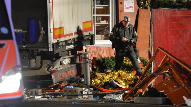 A policeman inspects the truck that crashed into a Christmas market in Berlin, on December 19. (AFP Photo)