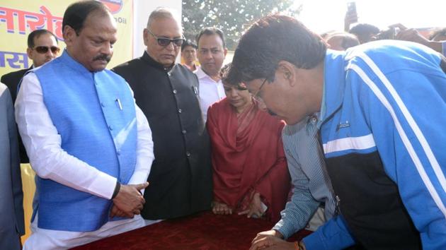 Chief minister Raghubar Das watches a payment being made through POS after launching the Cashless Jharkhand Abhiyan at Nagri in Ranchi. (HT File Photo) Chief minister Raghubar Das watches a payment being made through POS after launching the Cashless Jharkhand Abhiyan at Nagri in Ranchi. (HT File Photo)