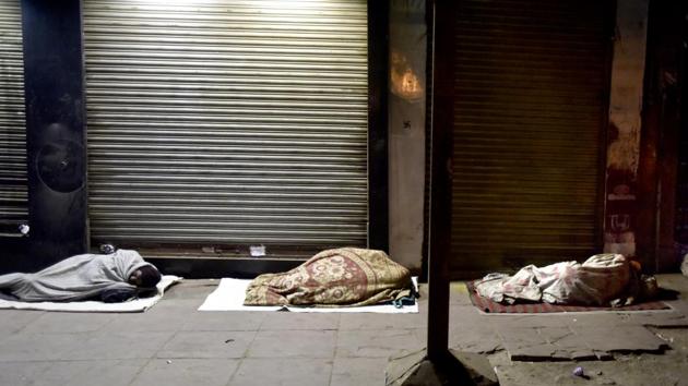 Homeless people sleeping at New Delhi’s Kashmiri Gate. The Delhi Urban Shelter Improvement Board’s night shelters have a capacity of 20,000. Thousands of homeless people are thus forced to stay outdoors, battling the elements. (Sanjeev Verma/HT PHOTO)