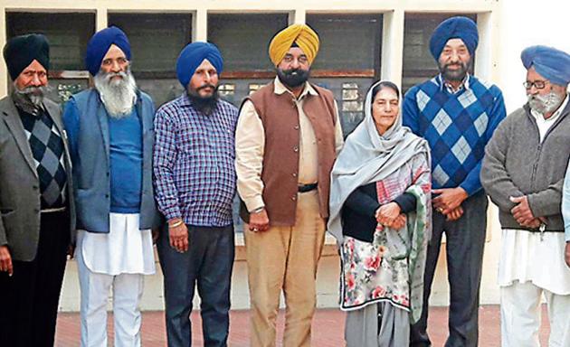 Nawanshahr SAD candidate Jarnail Singh Wahid with senior leader Bibi Satinder Kaur Kariha at her residence in SBS Nagar on Tuesday.(HT Photo)