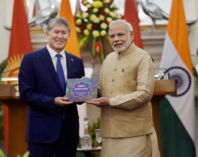 Prime Minister Narendra Modi with Kyrgyzstan President, Almazbek Sharshenovich Atambayev, at Hyderabad House in New Delhi on Tuesday.(PTI) Prime Minister Narendra Modi with Kyrgyzstan President, Almazbek Sharshenovich Atambayev, at Hyderabad House in New Delhi on Tuesday.(PTI)